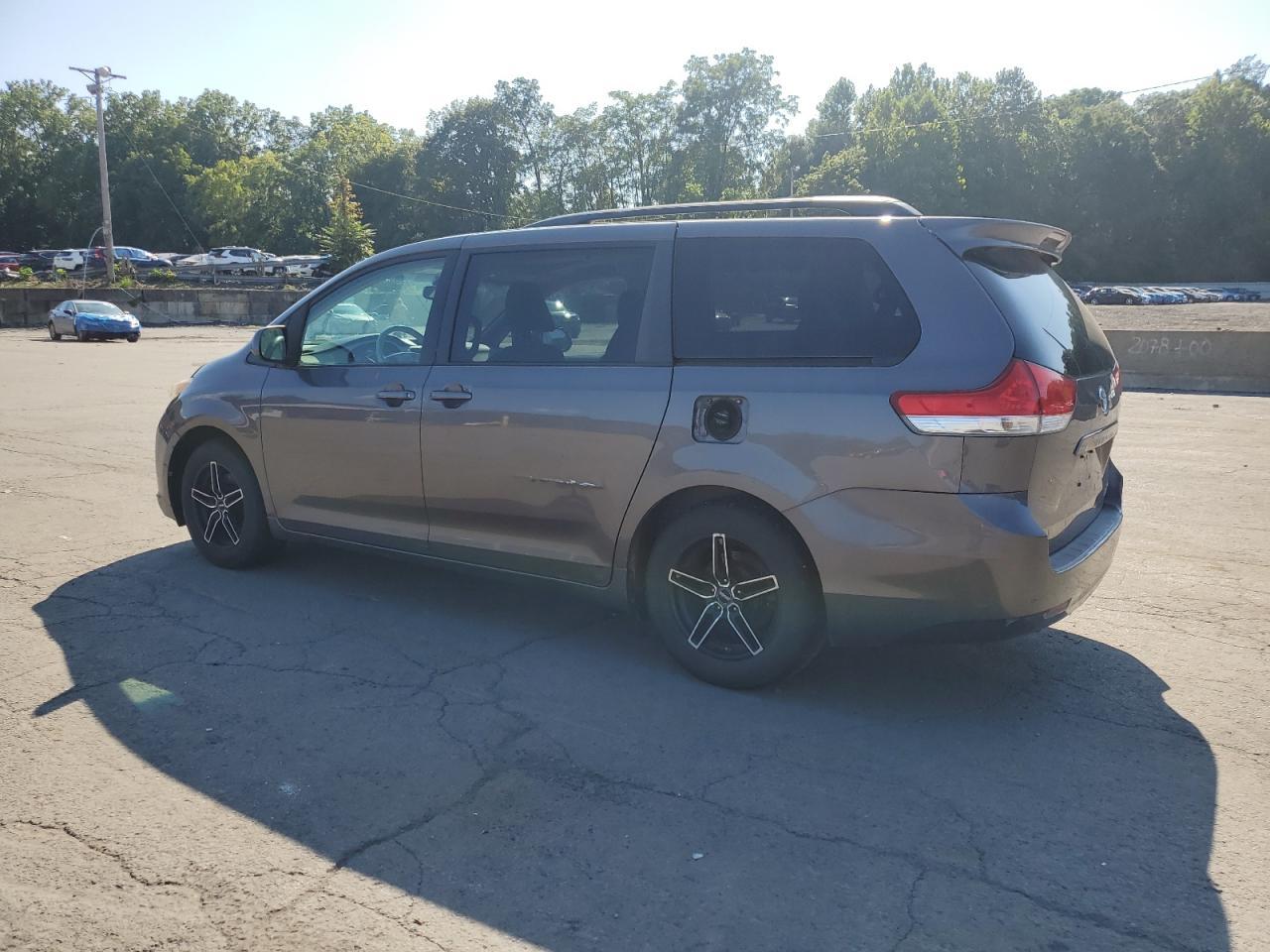 2011 Toyota Sienna Xle - Фото 2