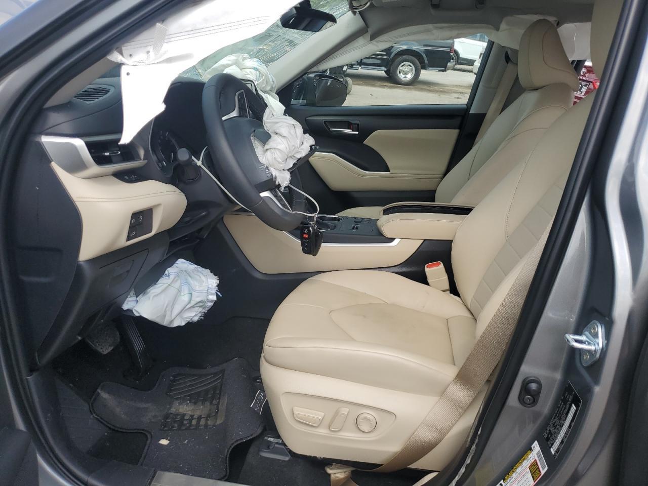 2025 Toyota Highlander Le - Image 7