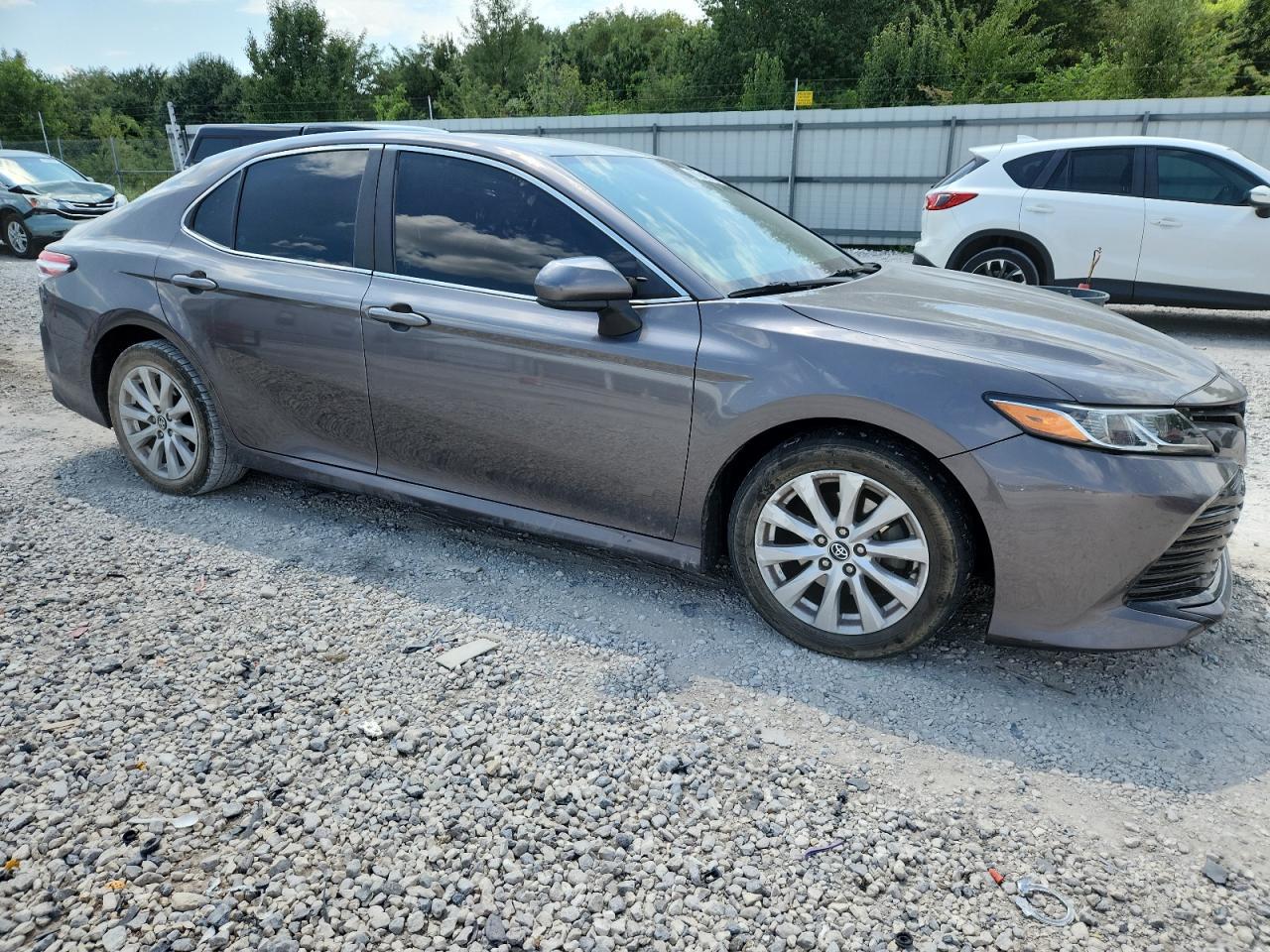 2020 Toyota Camry Le - Фото 4