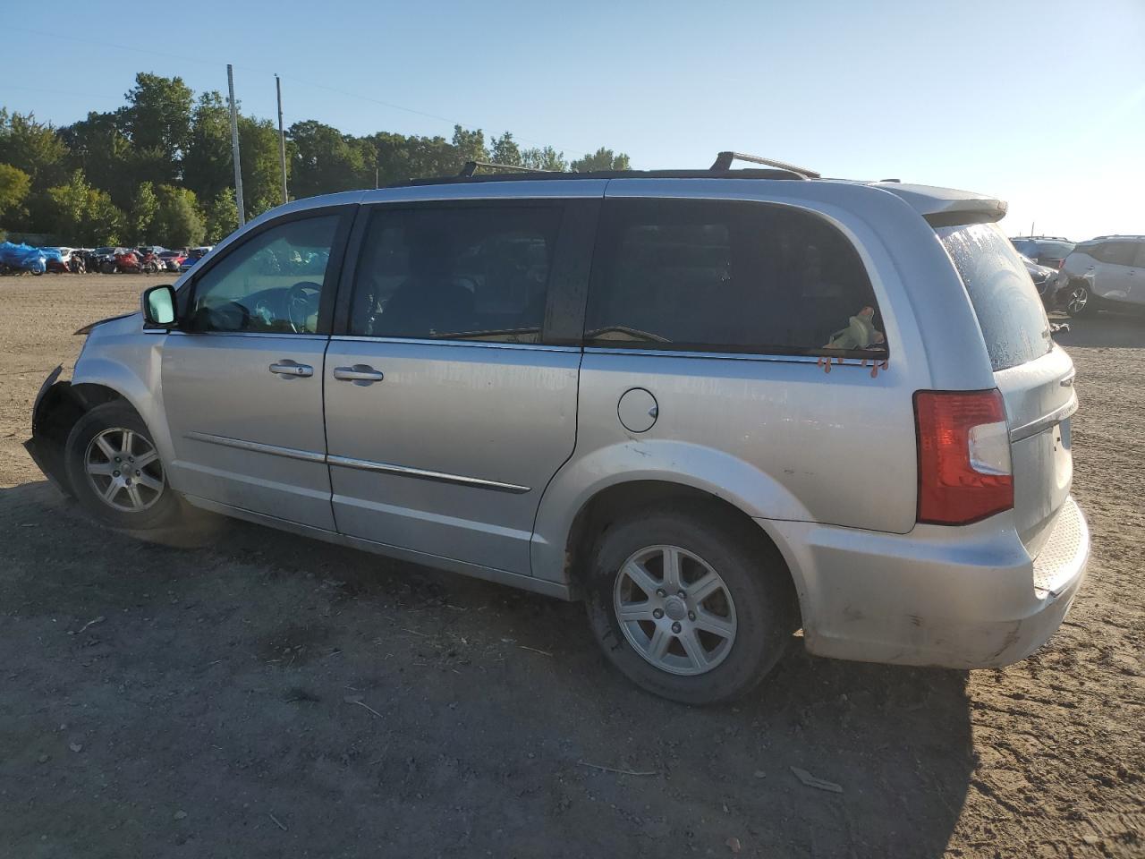 2012 Chrysler Town & Country Touring - Фото 2