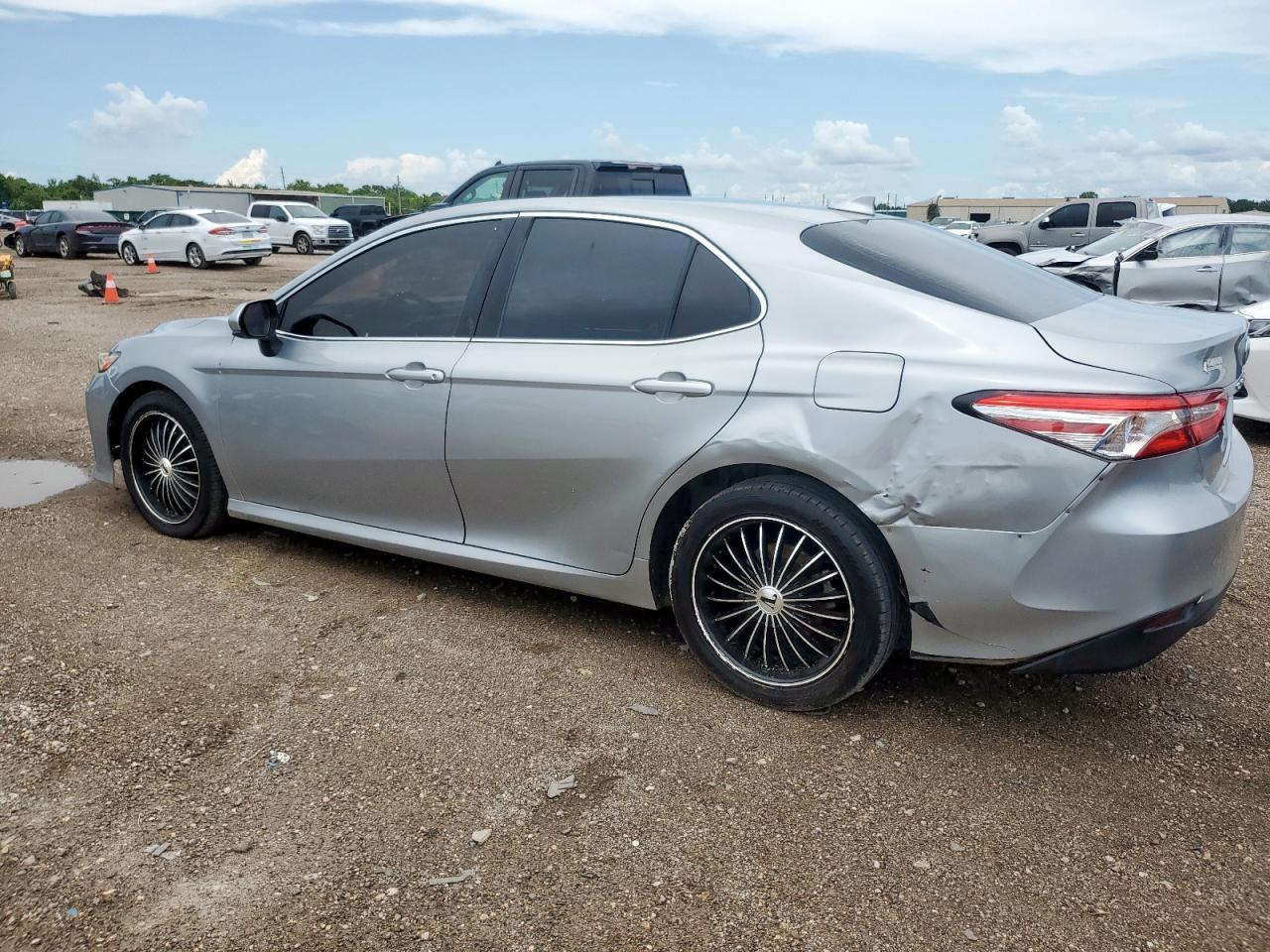 2020 Toyota Camry Le - Фото 2