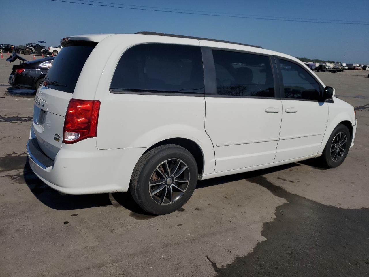 2016 Dodge Grand Caravan R/T - Image 3