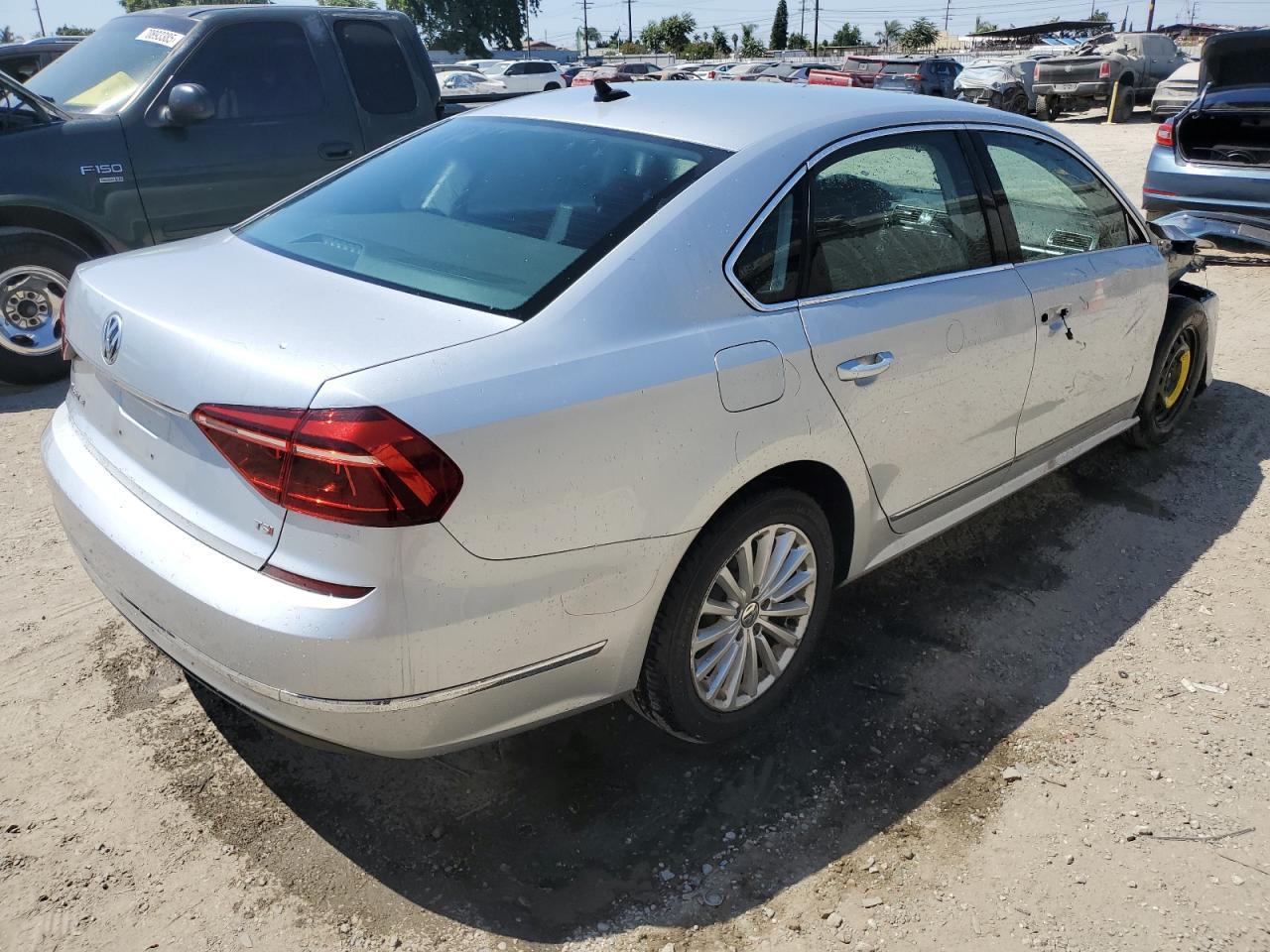 2017 Volkswagen Passat Se - Фото 3