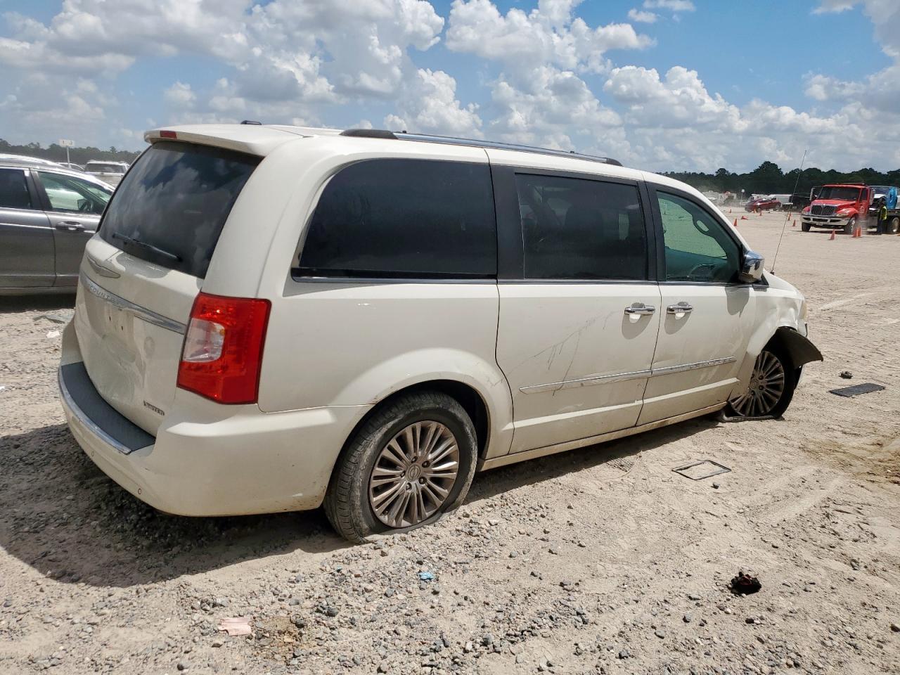 2011 Chrysler Town & Country Limited - Фото 3