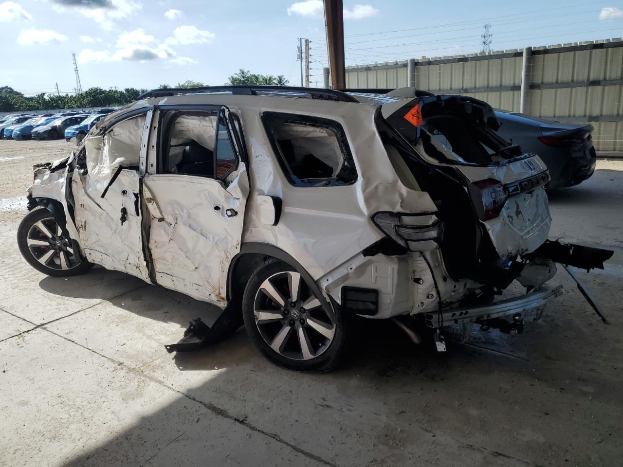 2025 Honda Pilot Touring - Image 2