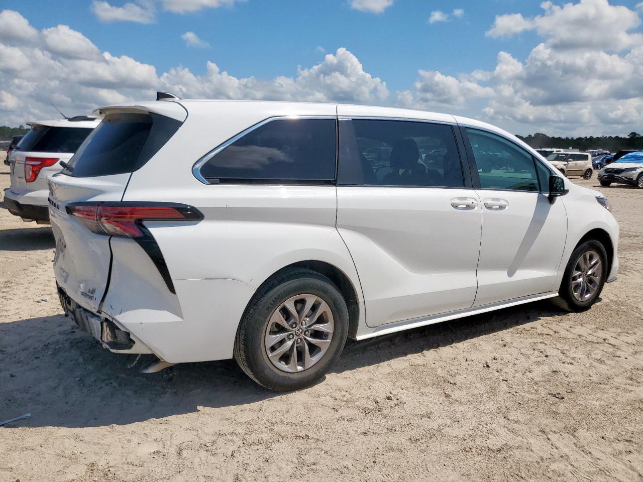 2022 Toyota Sienna Le - Image 3
