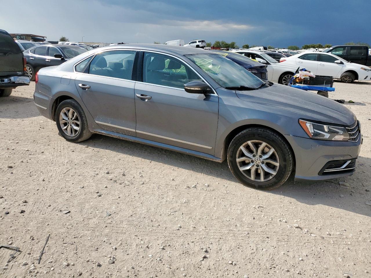 2017 Volkswagen Passat S - Фото 4