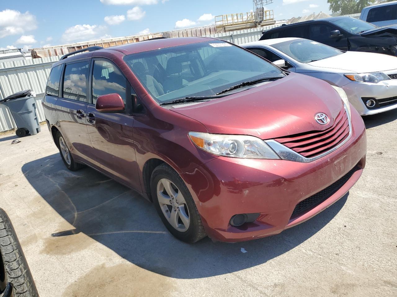 2017 Toyota Sienna Le - Фото 4