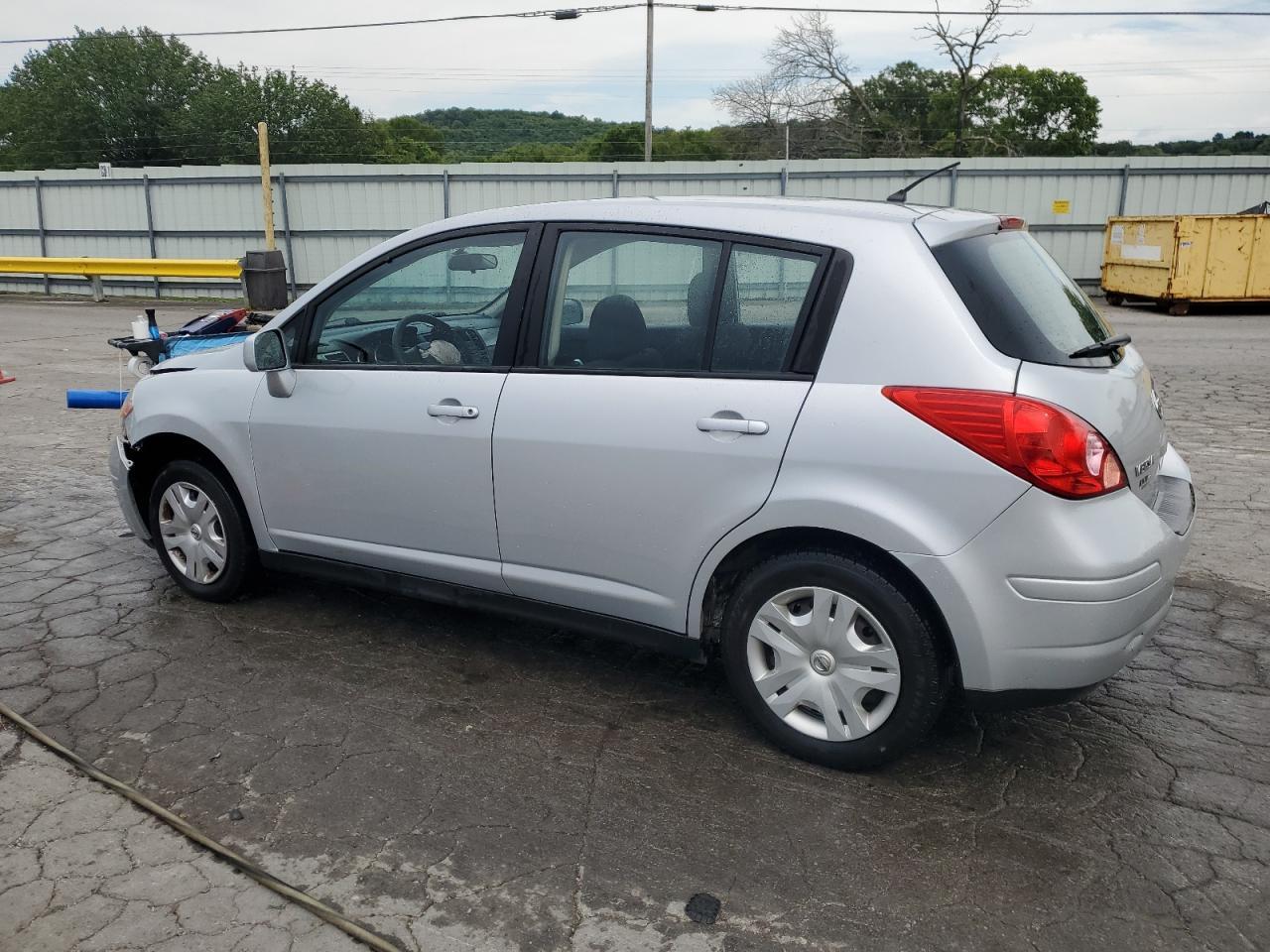 2011 Nissan Versa S - Фото 2