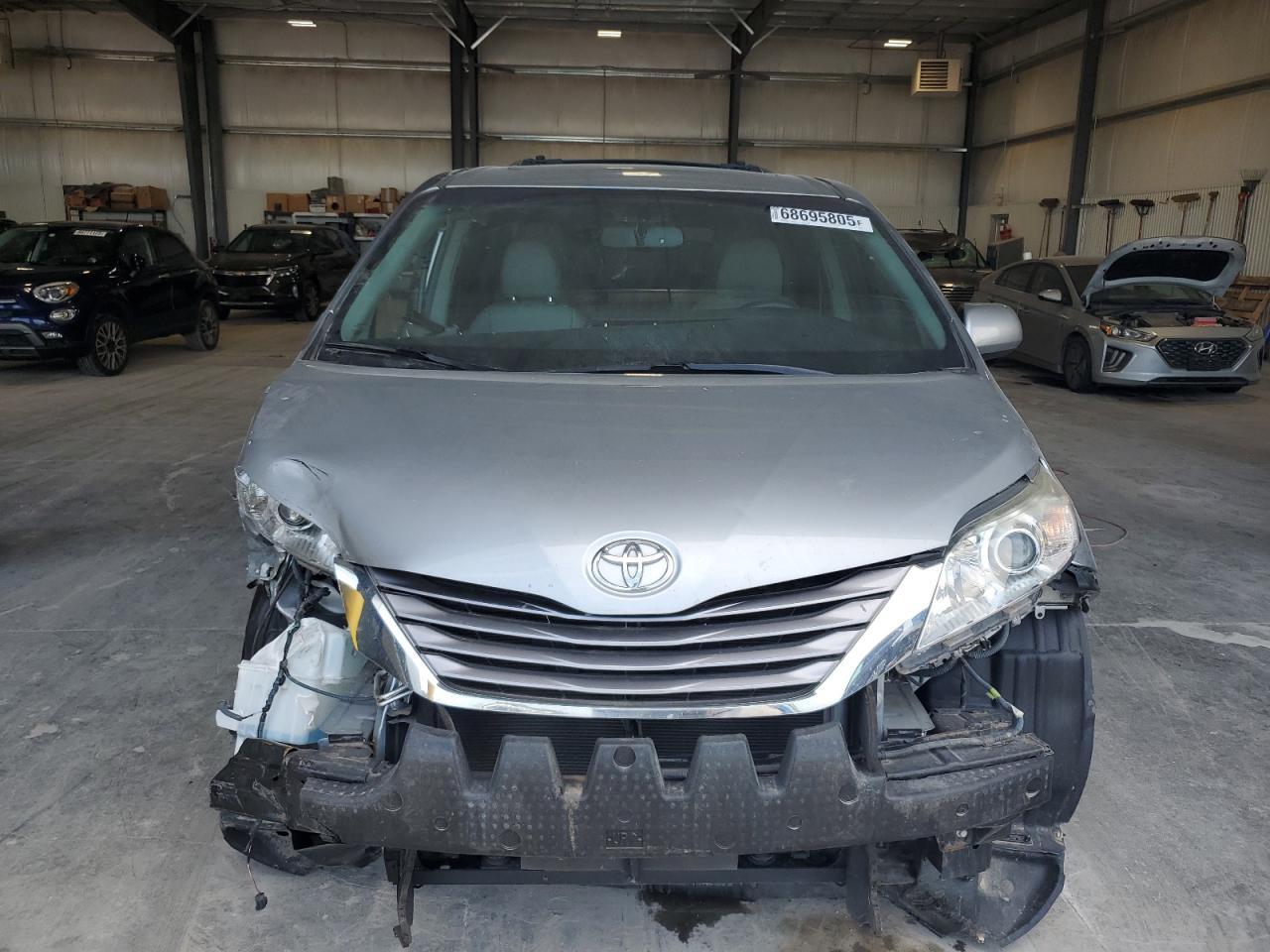 2017 Toyota Sienna Xle - Фото 5