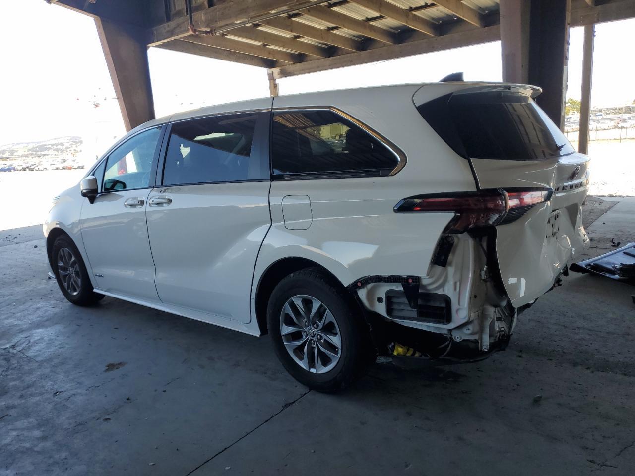 2021 Toyota Sienna Le - Фото 2