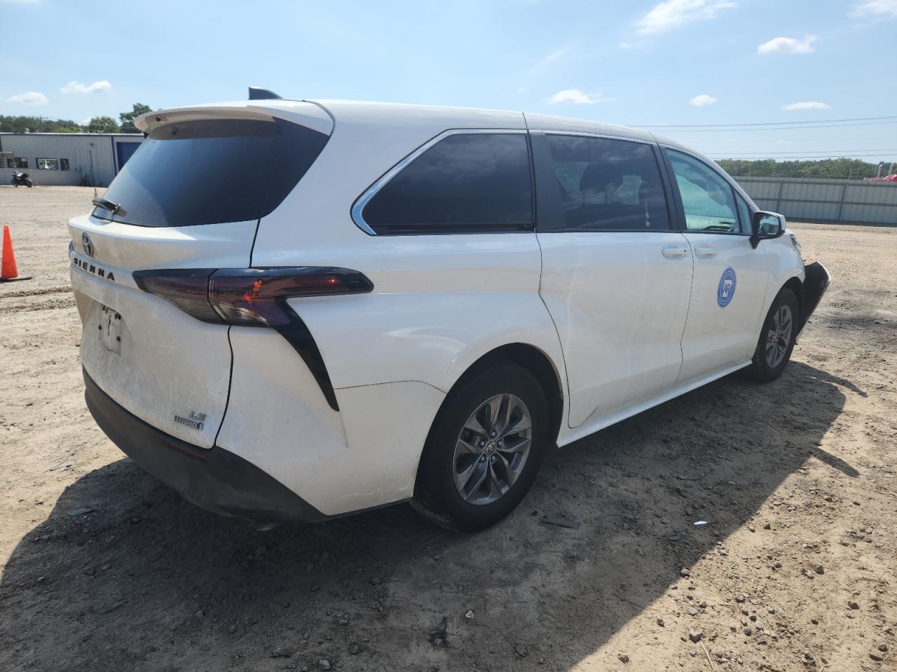 2024 Toyota Sienna Le - Image 3