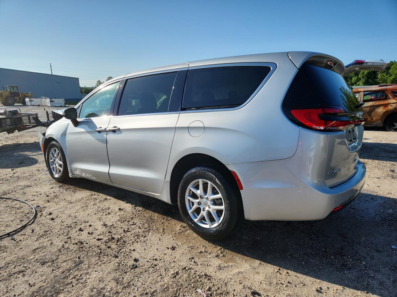 2023 Chrysler Pacifica Touring L - Image 2