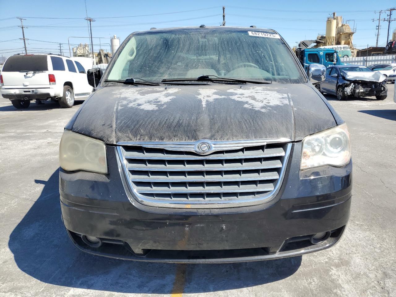 2010 Chrysler Town & Country Limited - Image 5