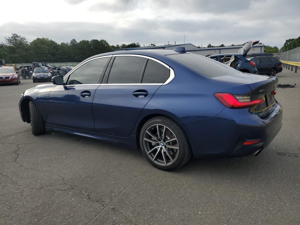 2020 BMW 330Xi - Фото 2