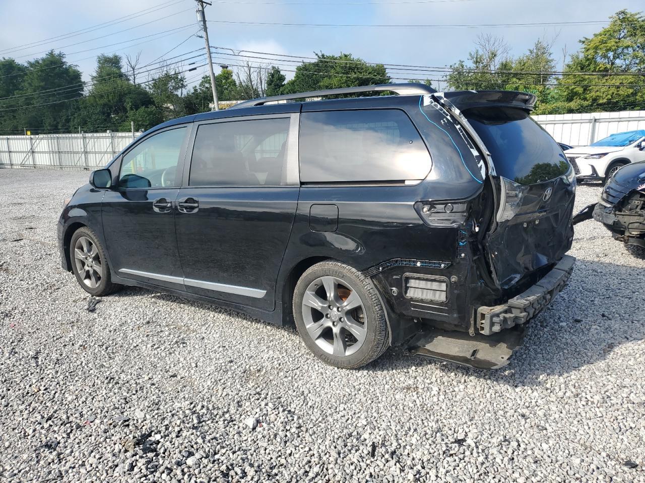 2011 Toyota Sienna Sport - Фото 2