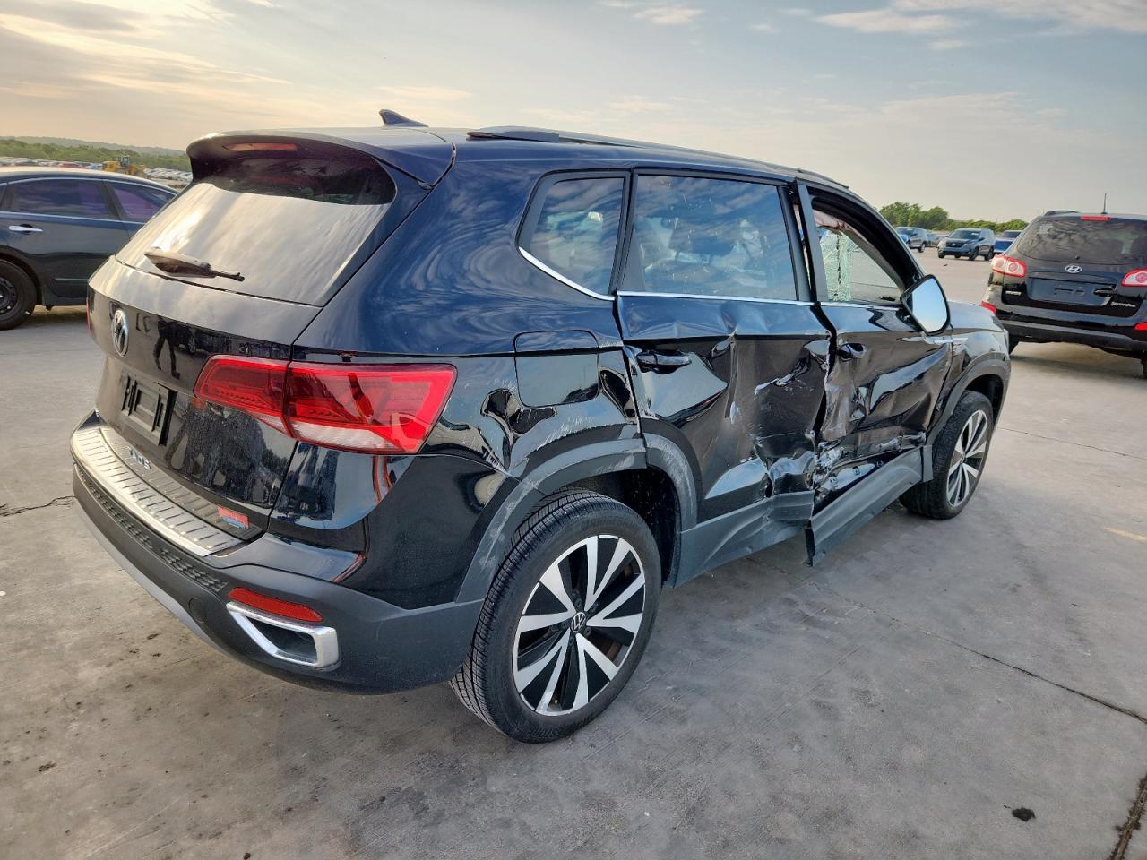 2023 Volkswagen Taos Se - Фото 3