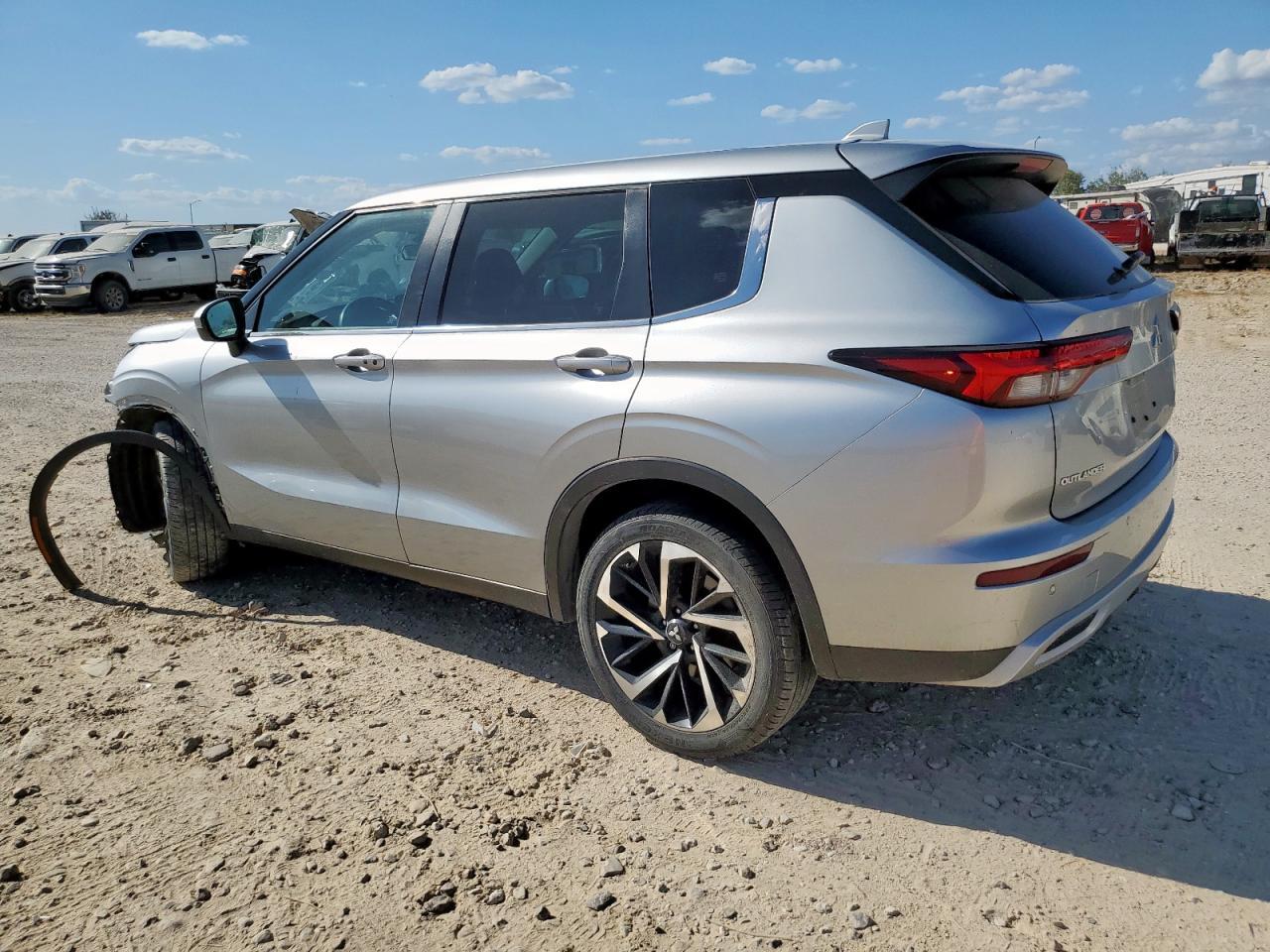 2023 Mitsubishi Outlander Se - Фото 2