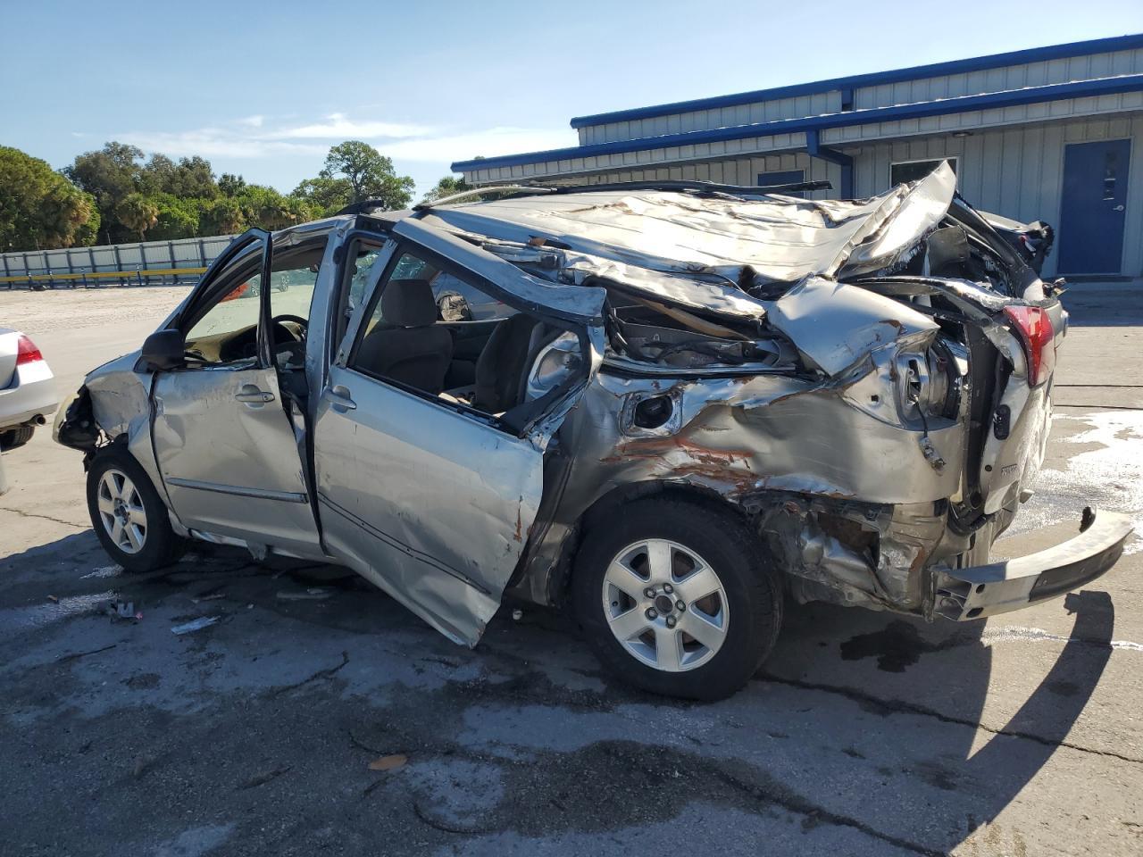 2004 Toyota Sienna Ce - Фото 2
