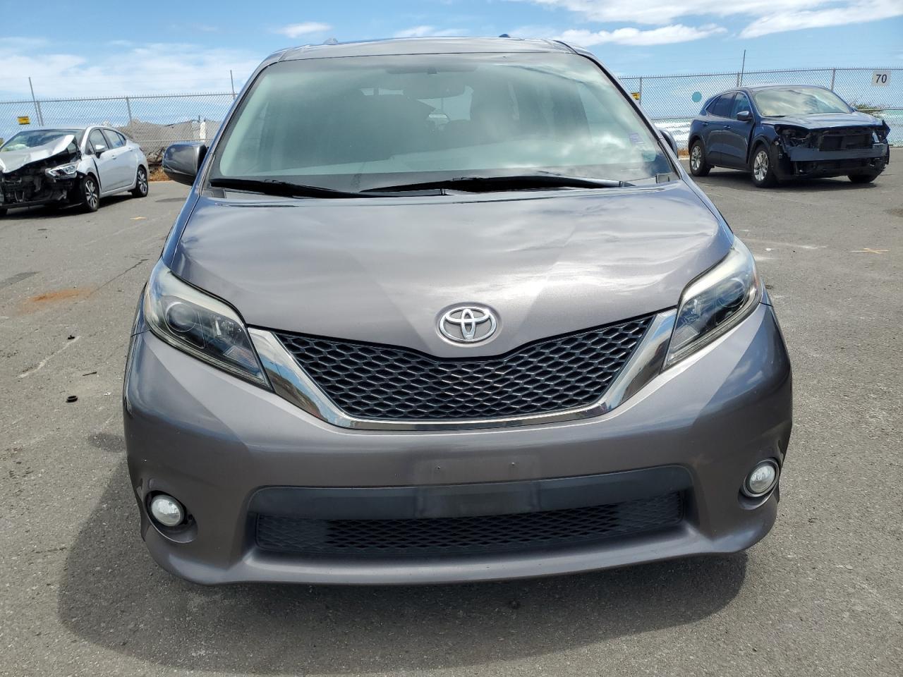 2017 Toyota Sienna Se - Фото 5