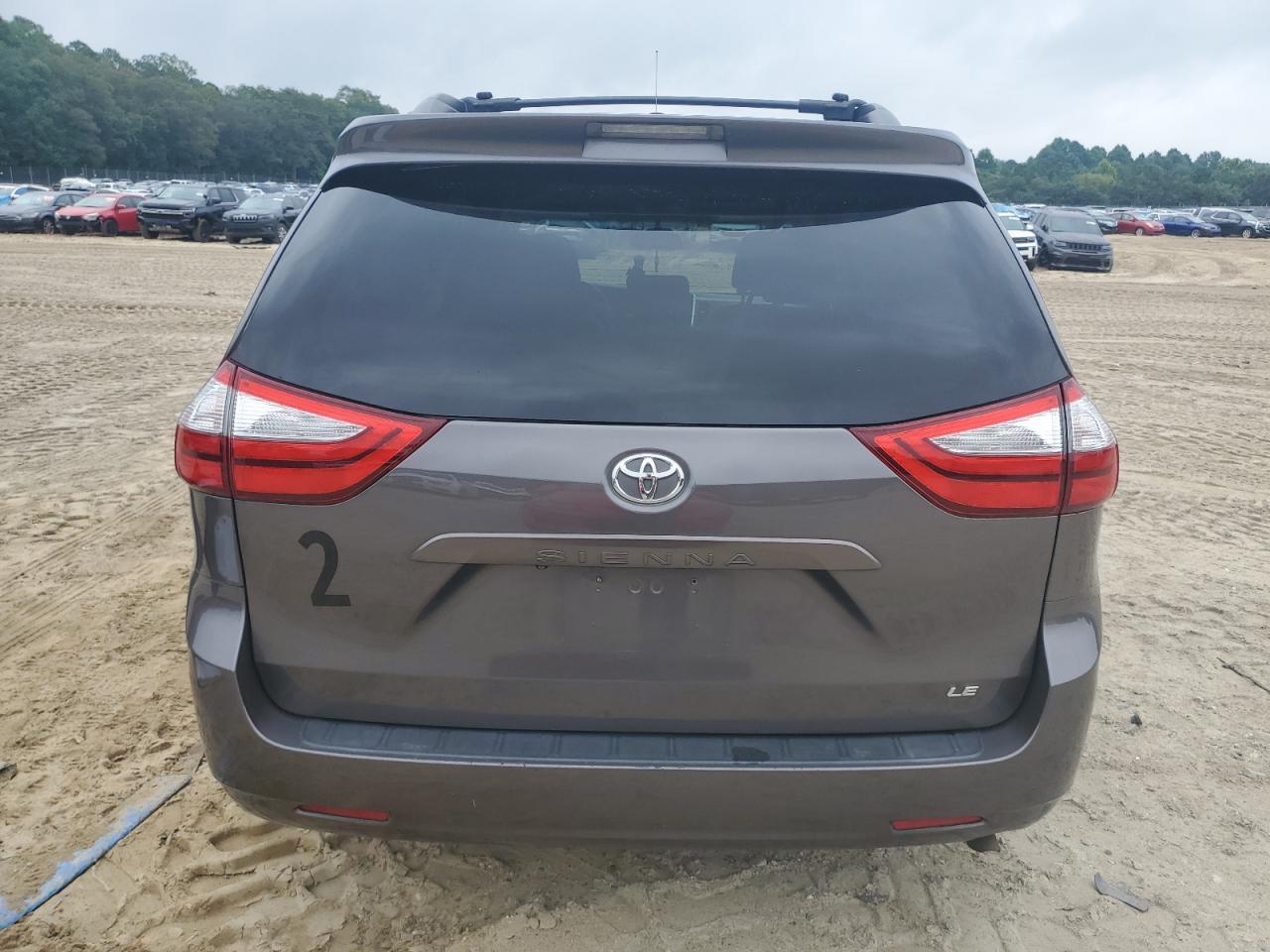 2015 Toyota Sienna Le - Image 6