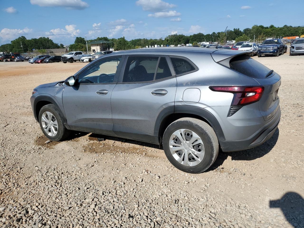 2024 Chevrolet Trax Ls - Фото 2