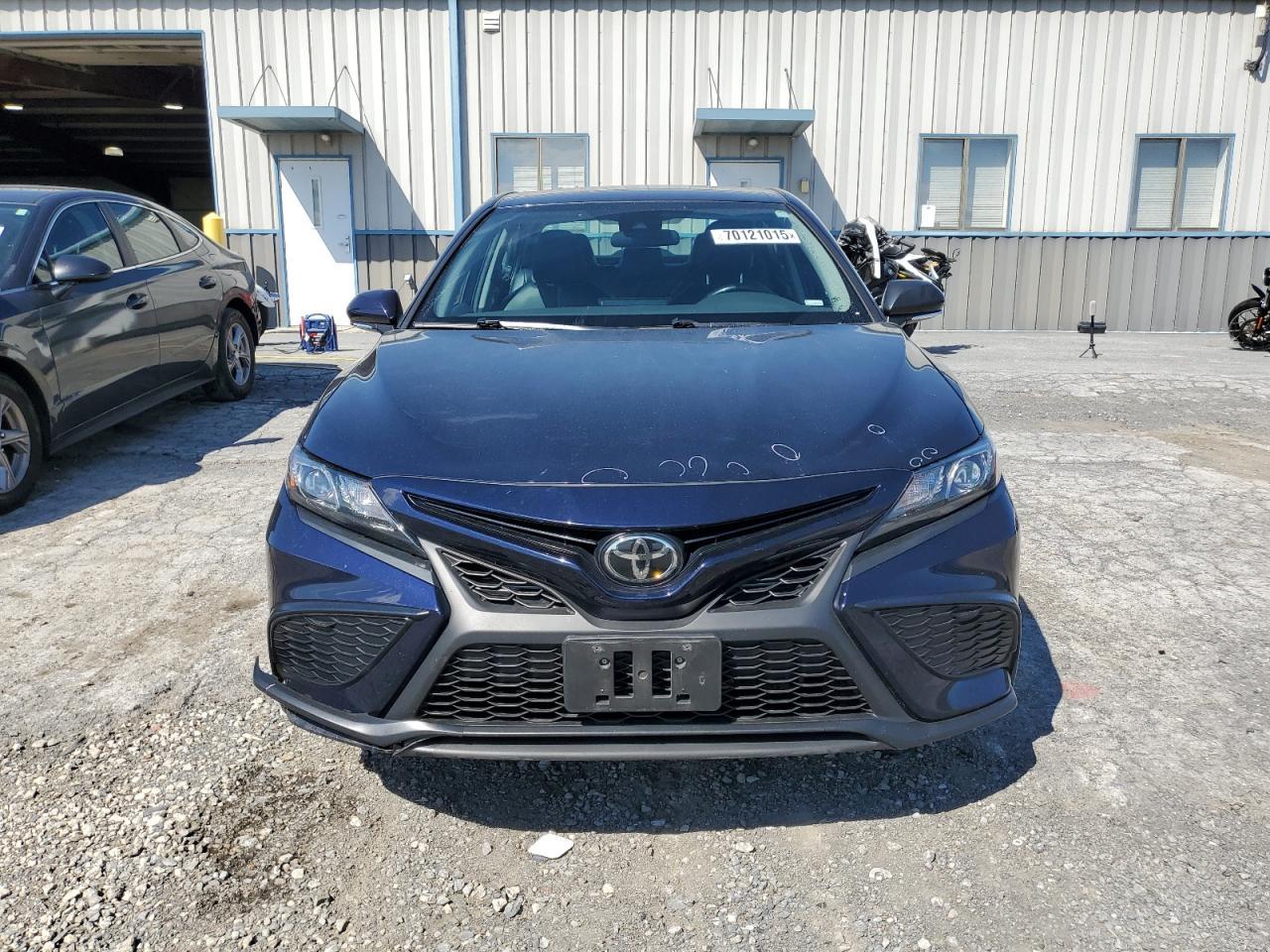 2022 Toyota Camry Se - Image 5