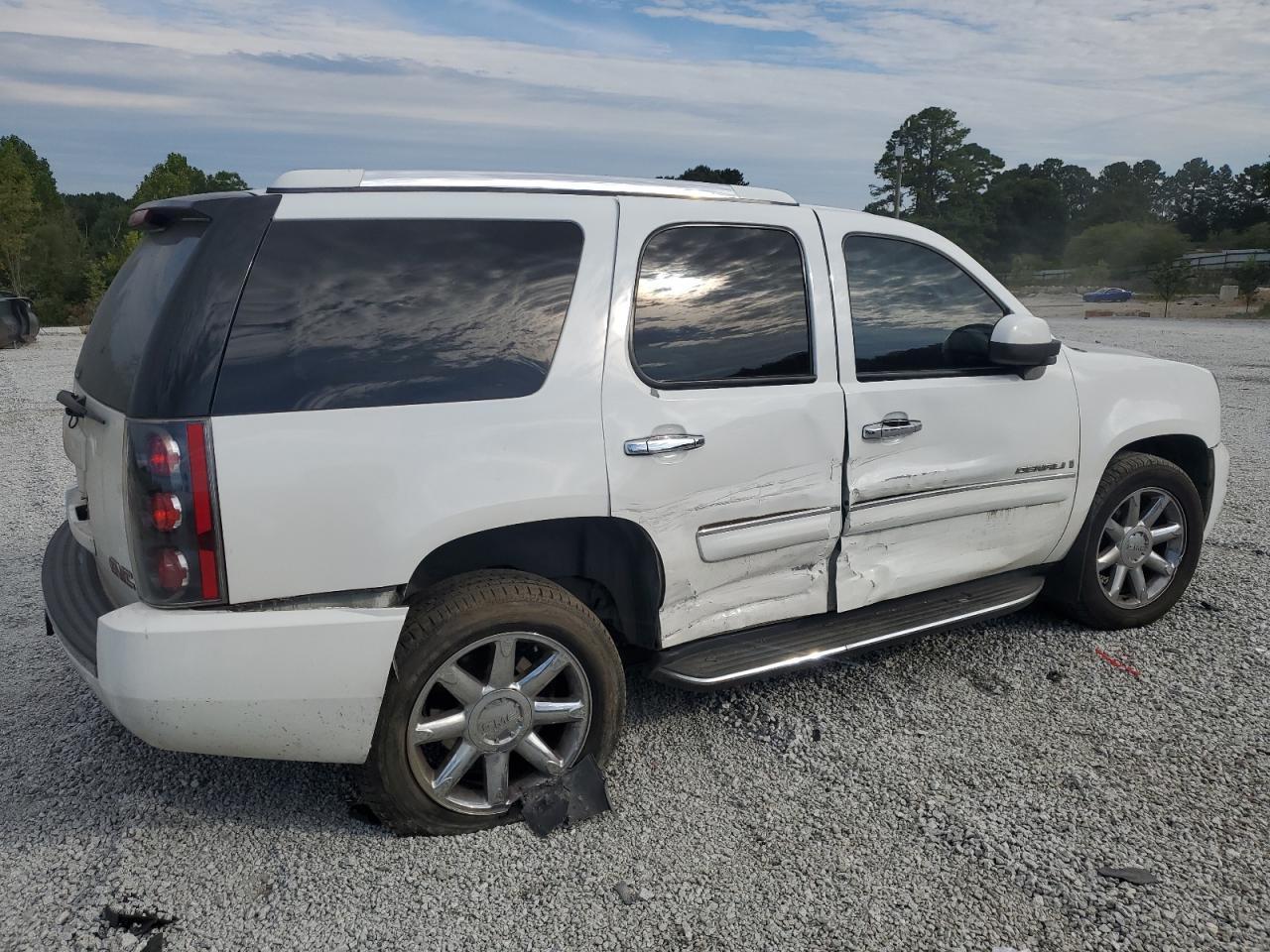 2007 GMC Yukon Denali - Image 3