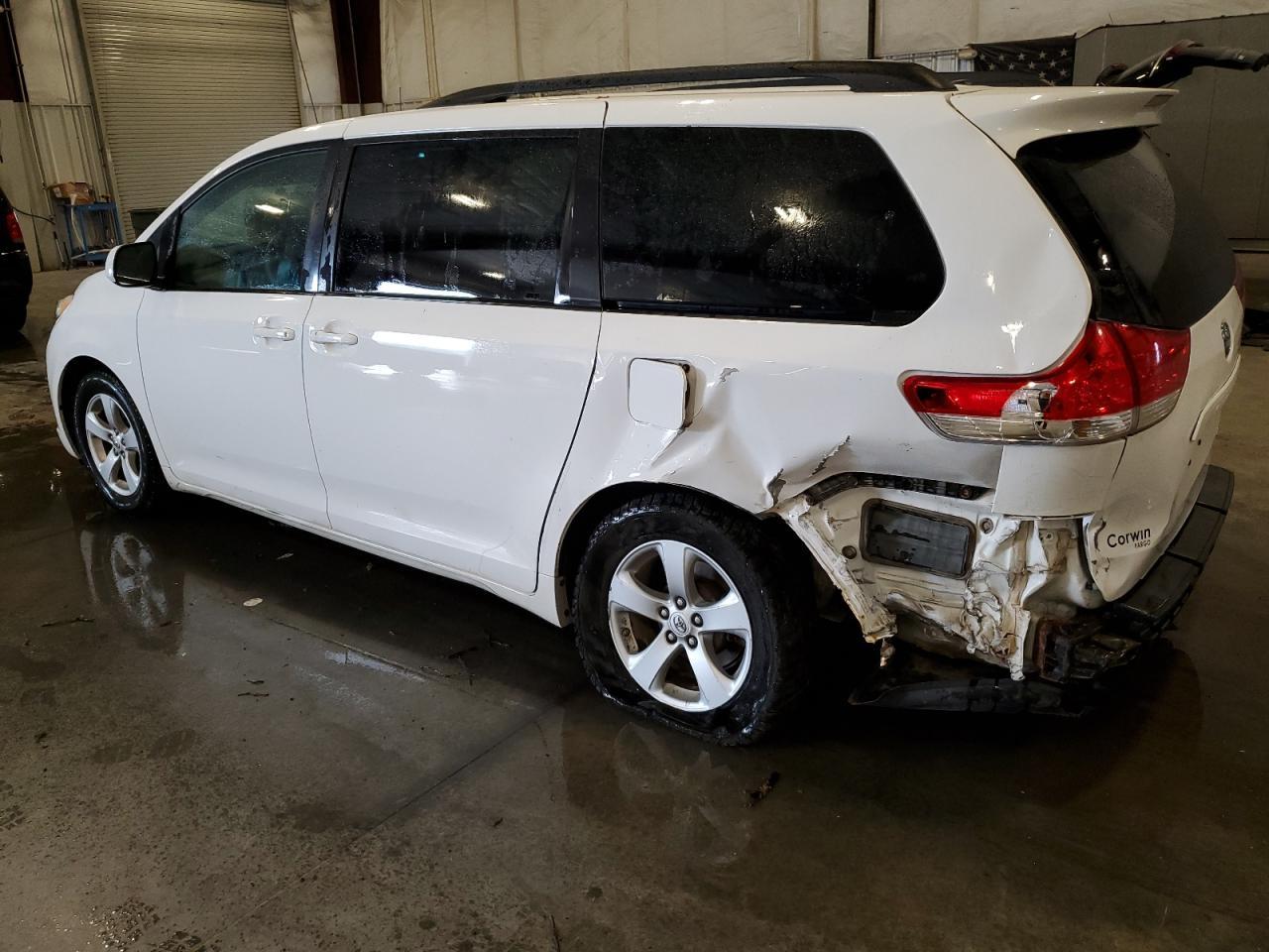 2013 Toyota Sienna Le - Фото 2