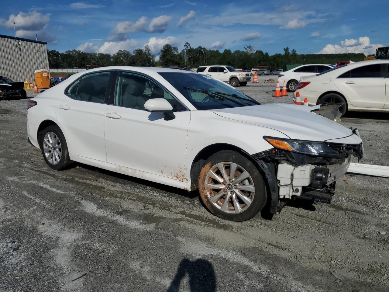 2020 Toyota Camry Le - Фото 4