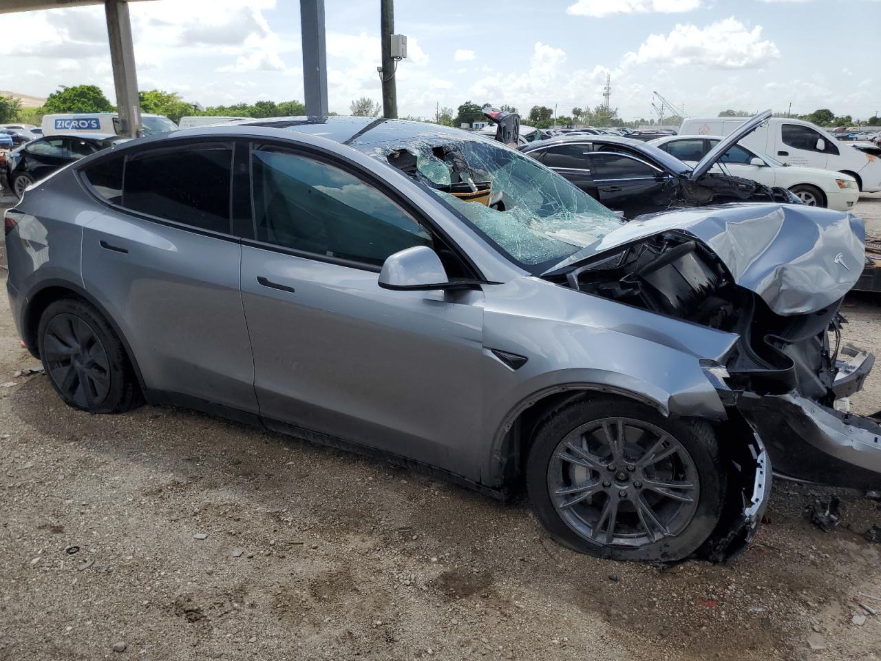 2025 Tesla Model Y - Фото 4