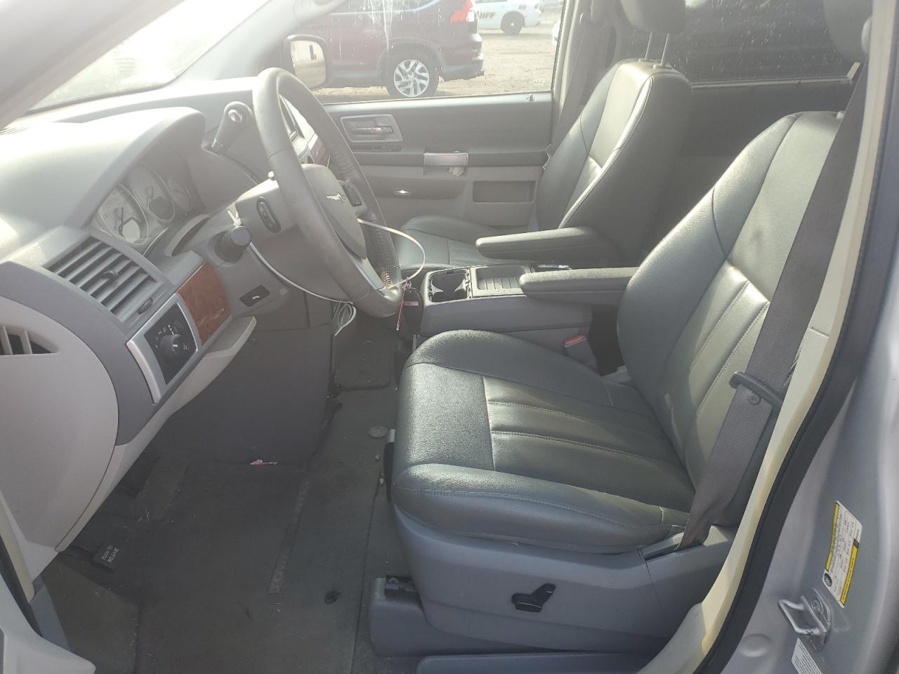 2008 Chrysler Town & Country Touring - Image 7