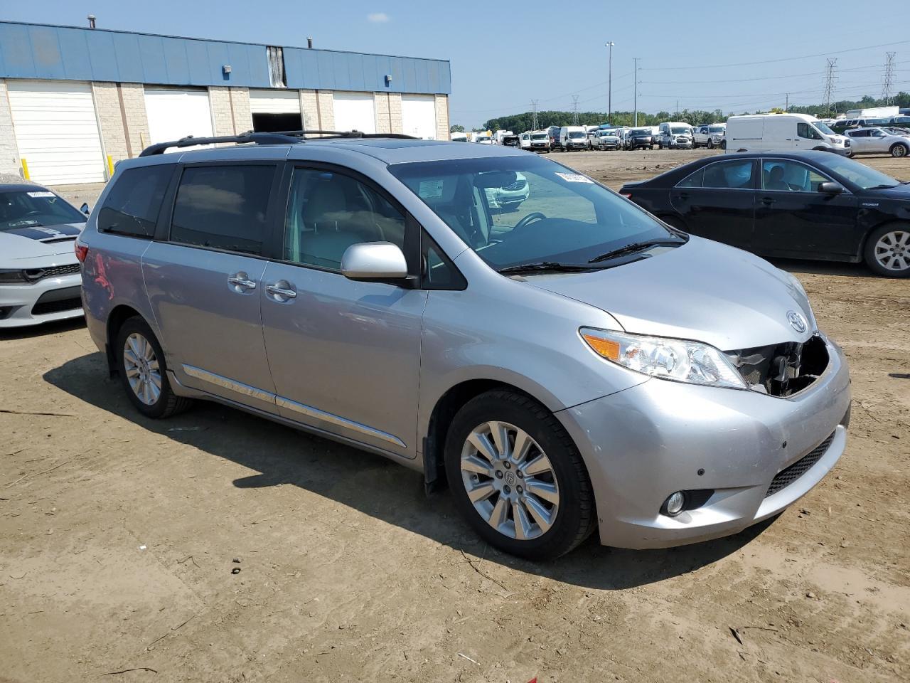 2015 Toyota Sienna Xle - Image 4
