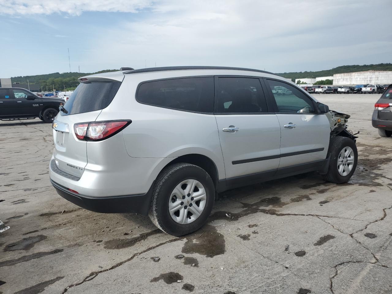 2016 Chevrolet Traverse Ls - Фото 3