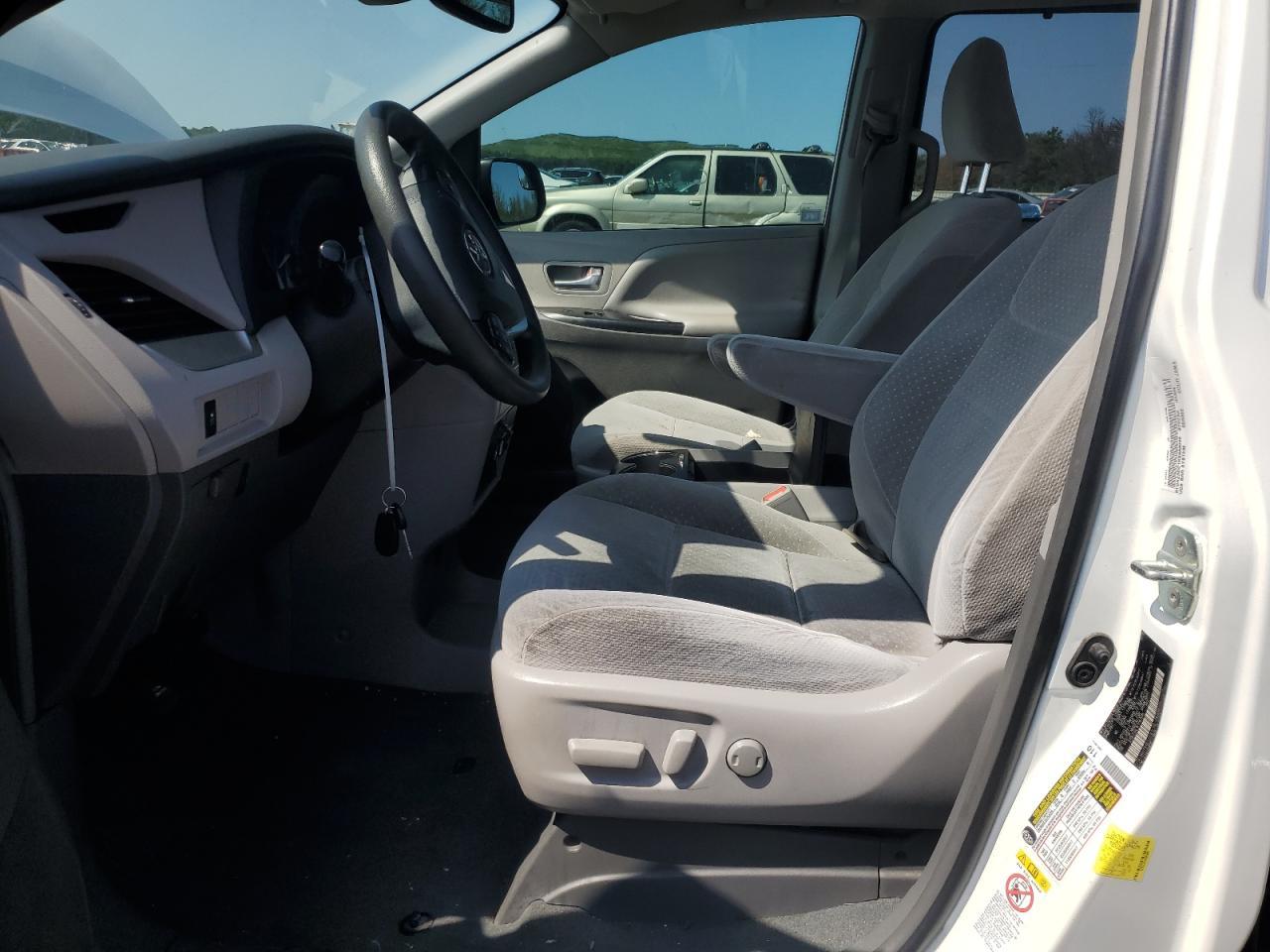2019 Toyota Sienna Le - Фото 7