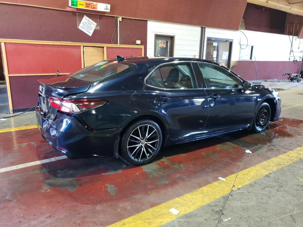 2021 Toyota Camry Se - Фото 3