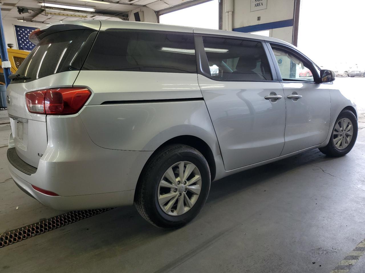 2017 Kia Sedona Lx - Фото 3