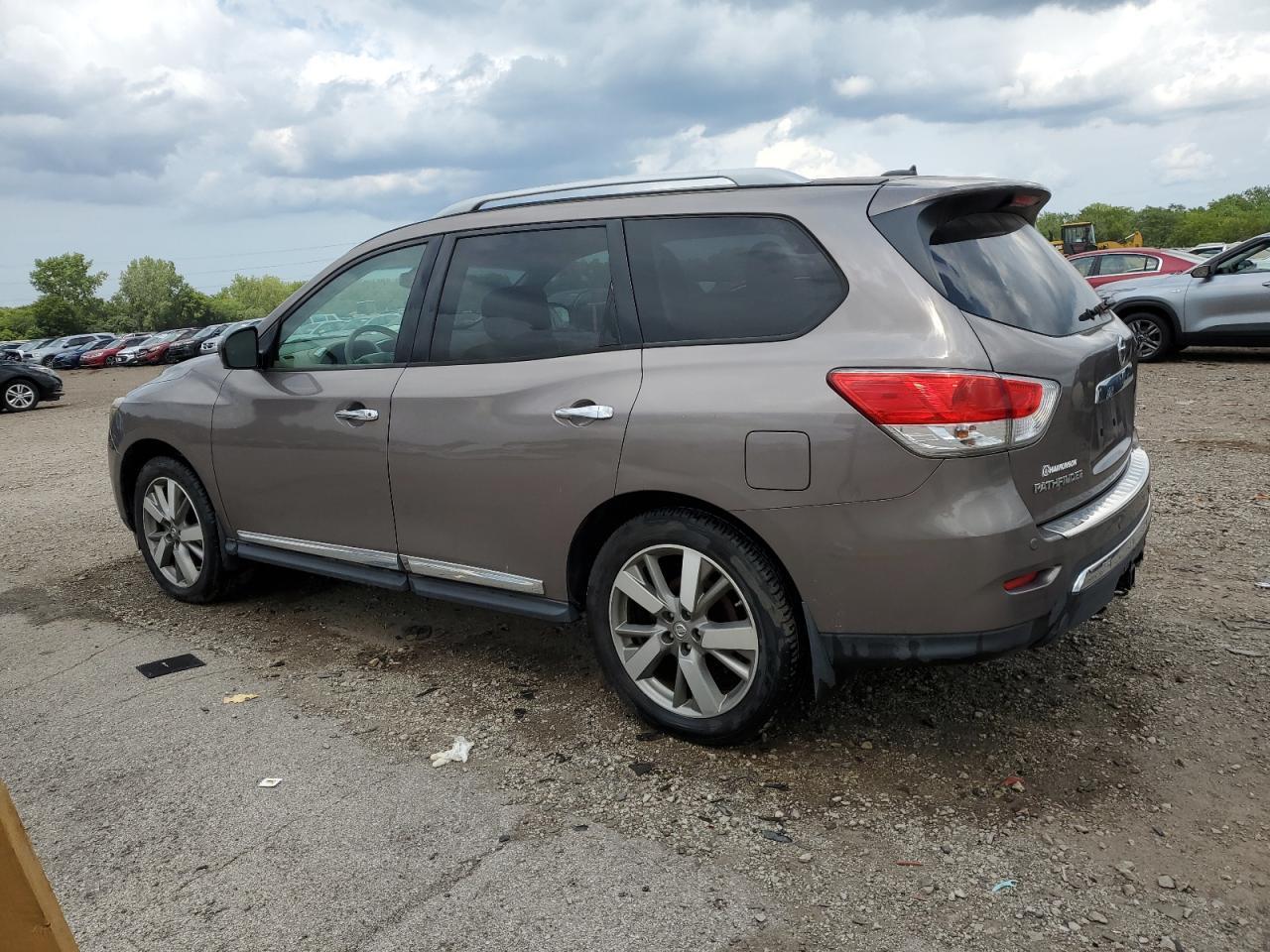 2014 Nissan Pathfinder S - Image 2