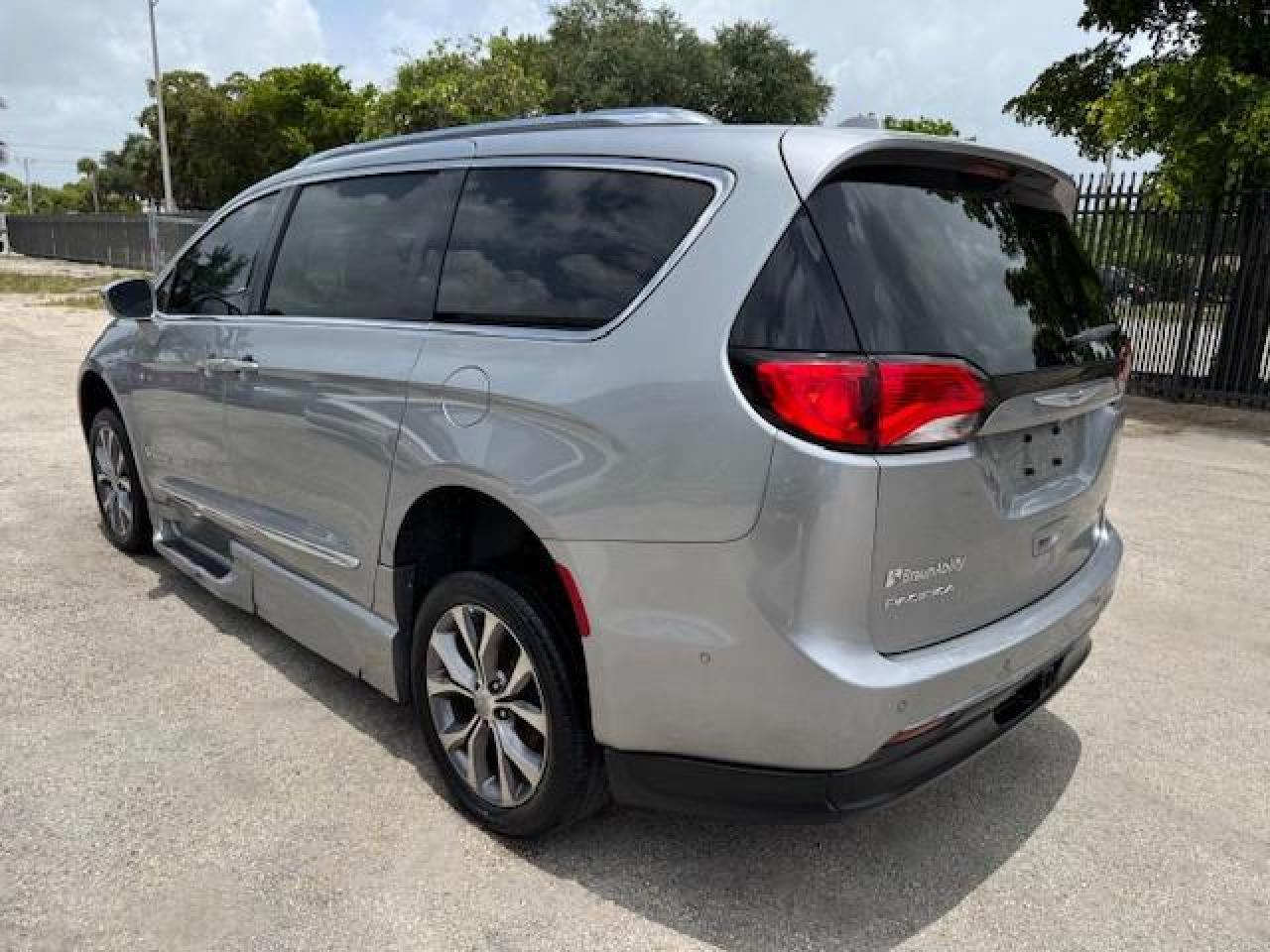 2019 Chrysler Pacifica Limited - Фото 2