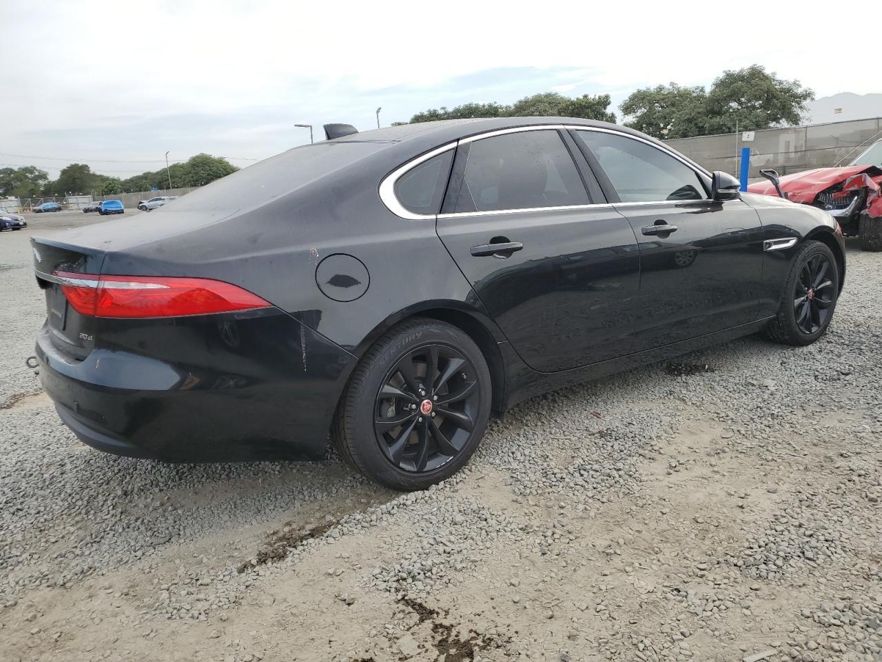 2017 Jaguar Xf Premium - Image 3