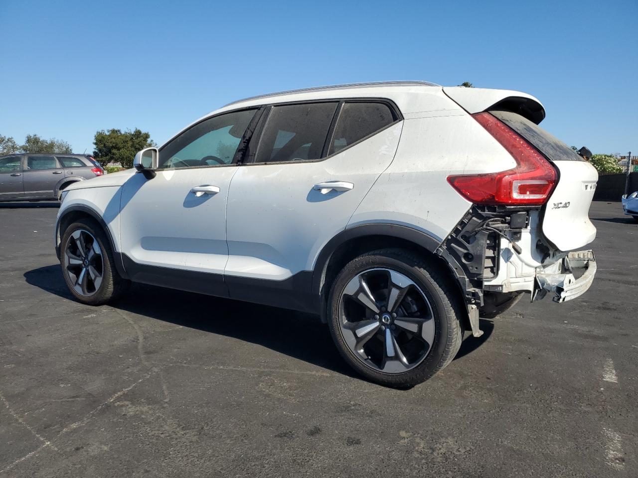 2019 Volvo Xc40 T5 Momentum - Image 2