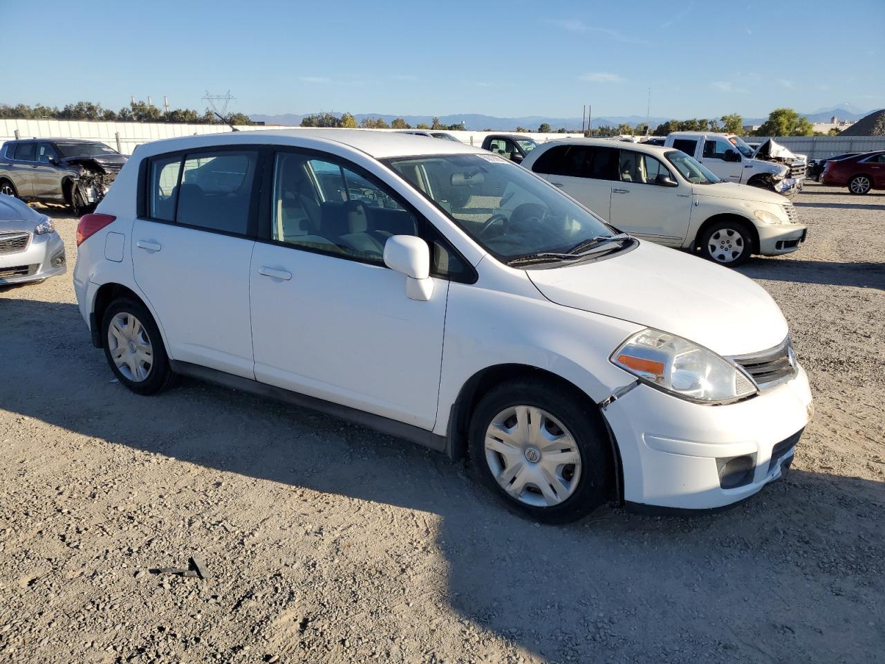 2010 Nissan Versa S - Фото 4
