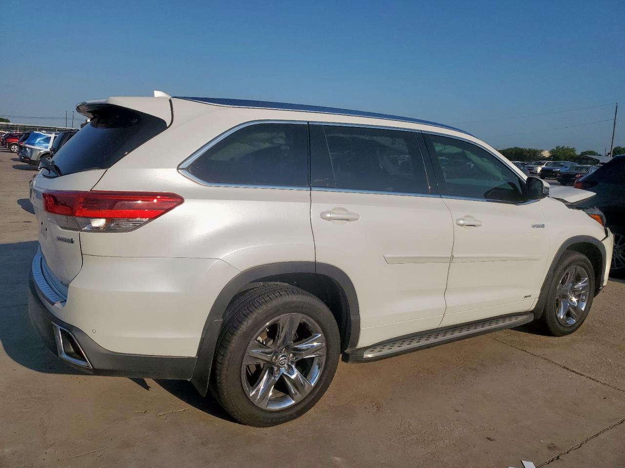 2019 Toyota Highlander Hybrid Limited - Image 3