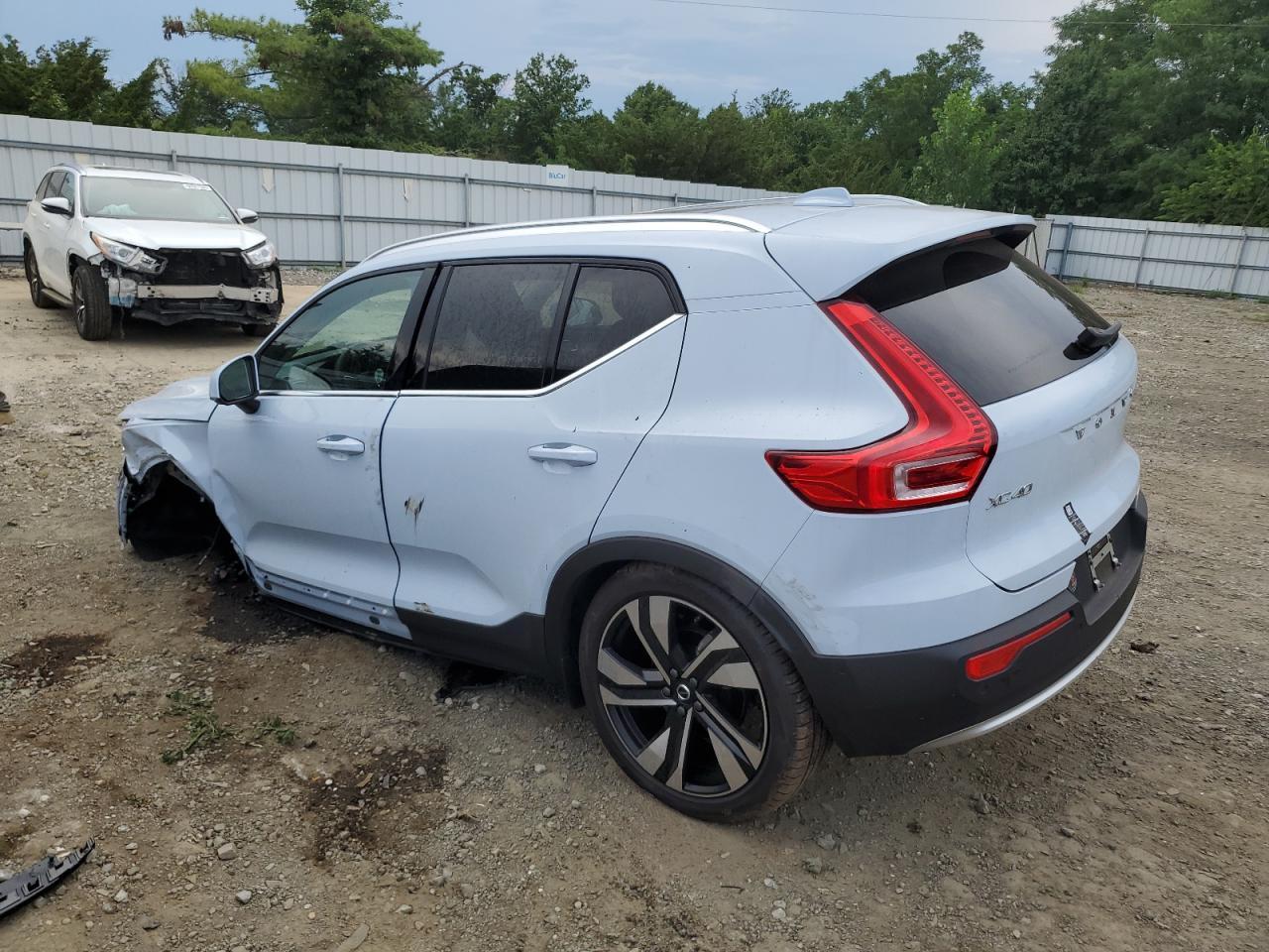 2024 Volvo Xc40 Ultimate - Image 2