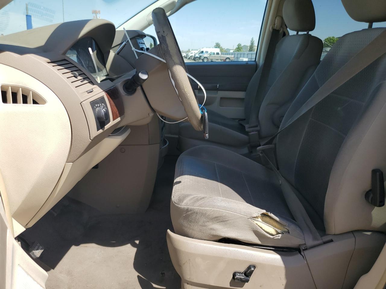 2010 Chrysler Town & Country Lx - Image 7