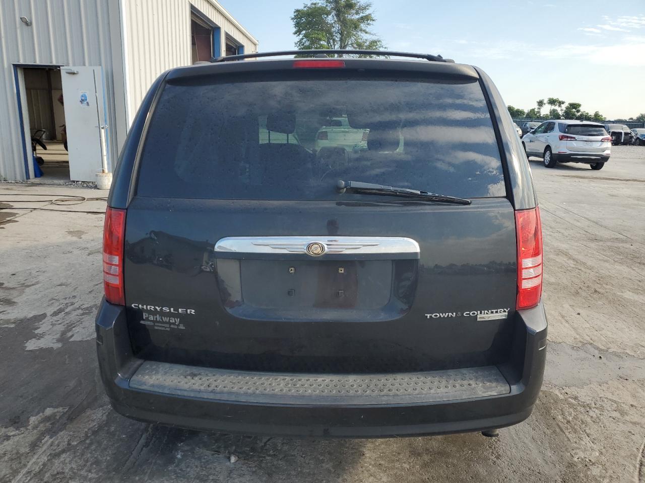 2010 Chrysler Town & Country Touring - Image 6