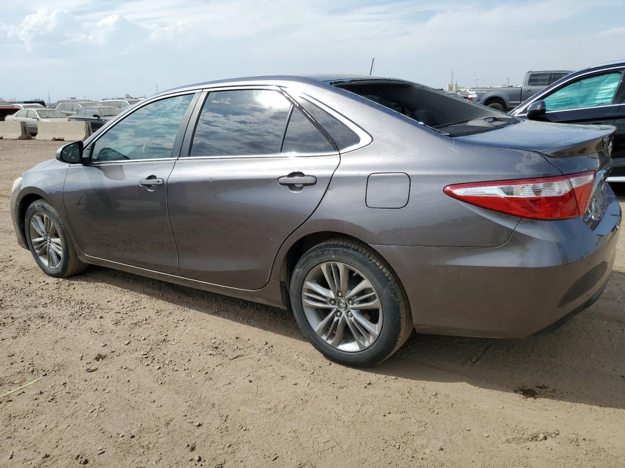 2016 Toyota Camry Le - Фото 2