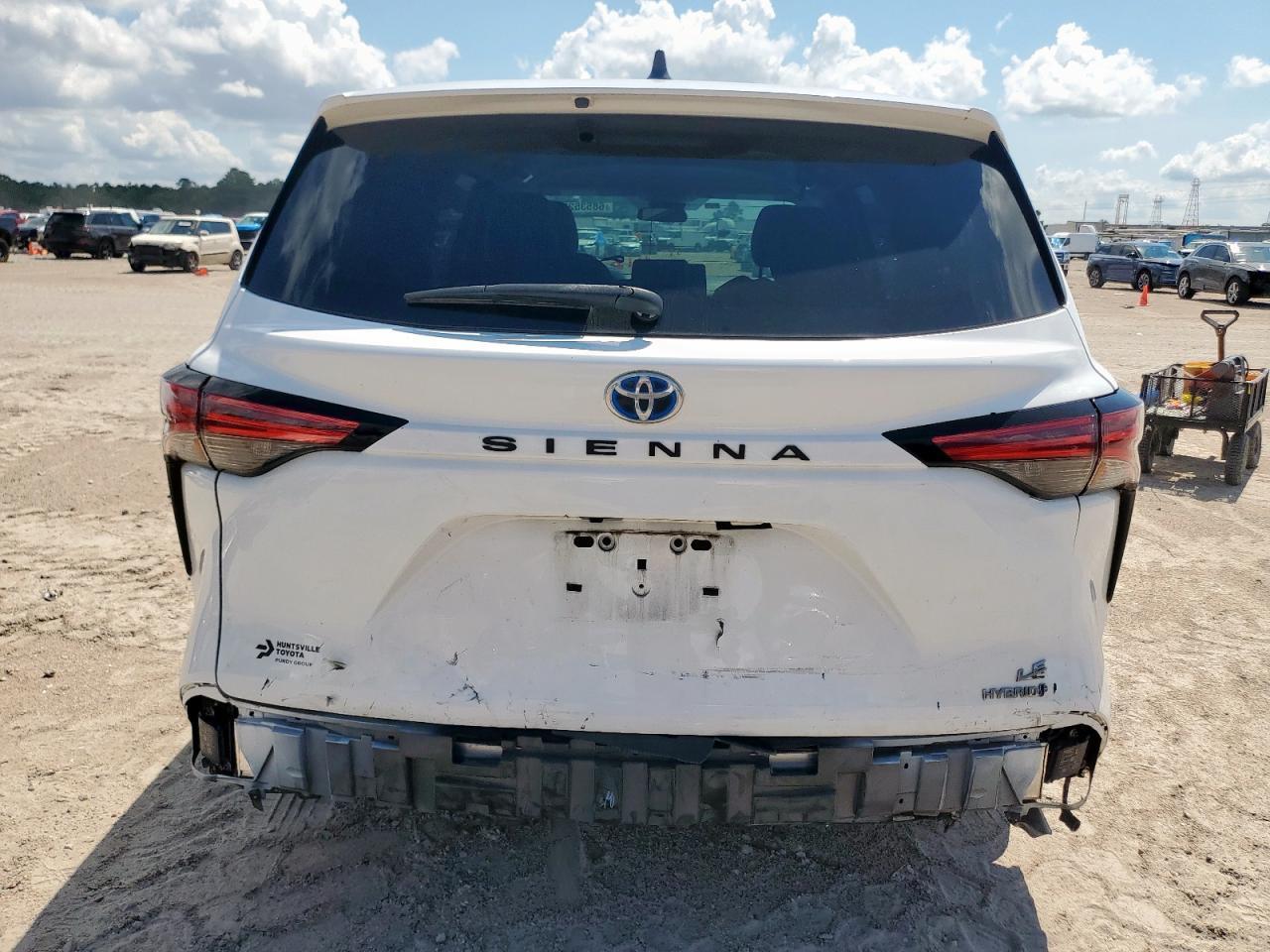 2022 Toyota Sienna Le - Image 6