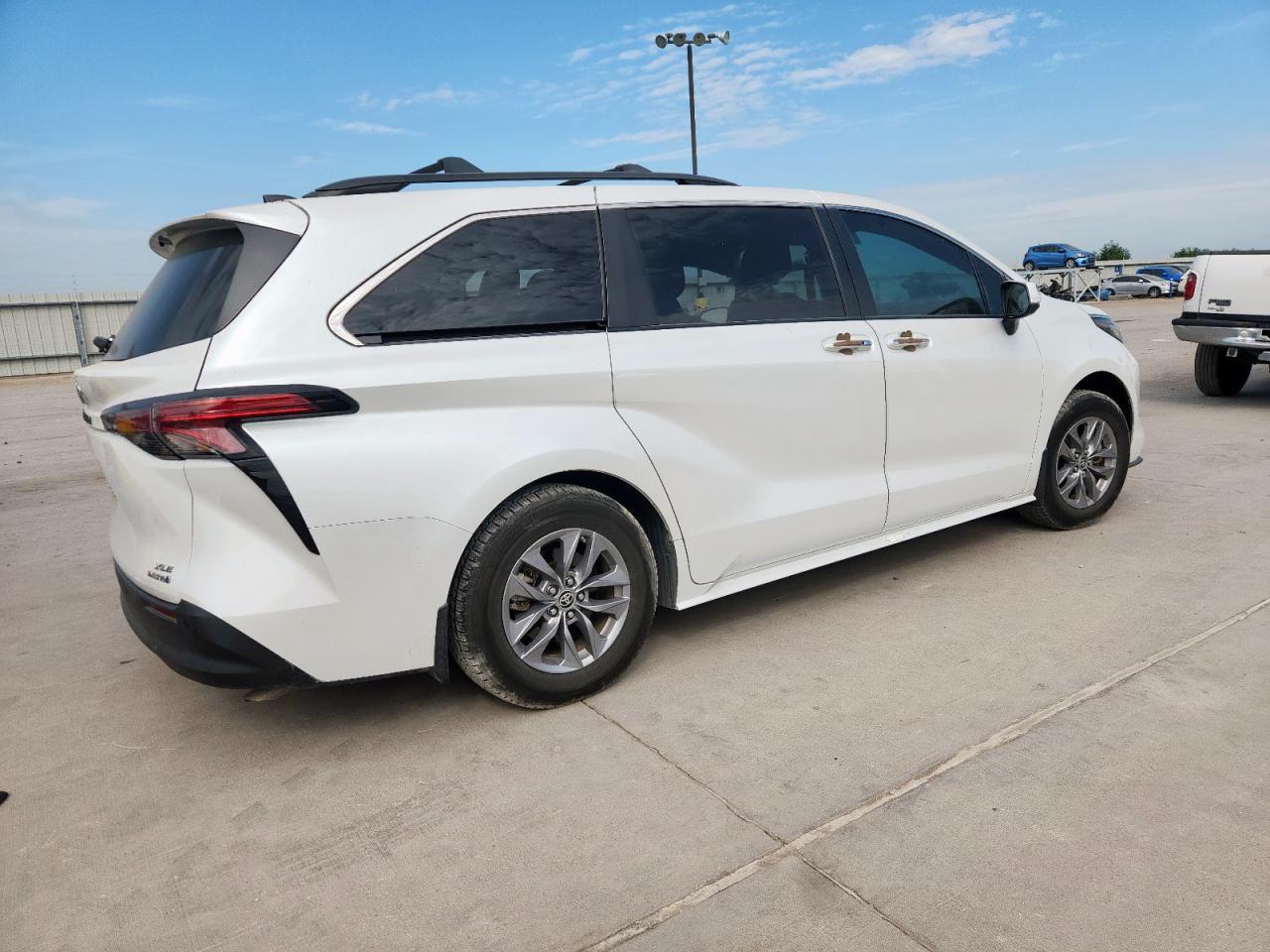 2022 Toyota Sienna Xle - Фото 3