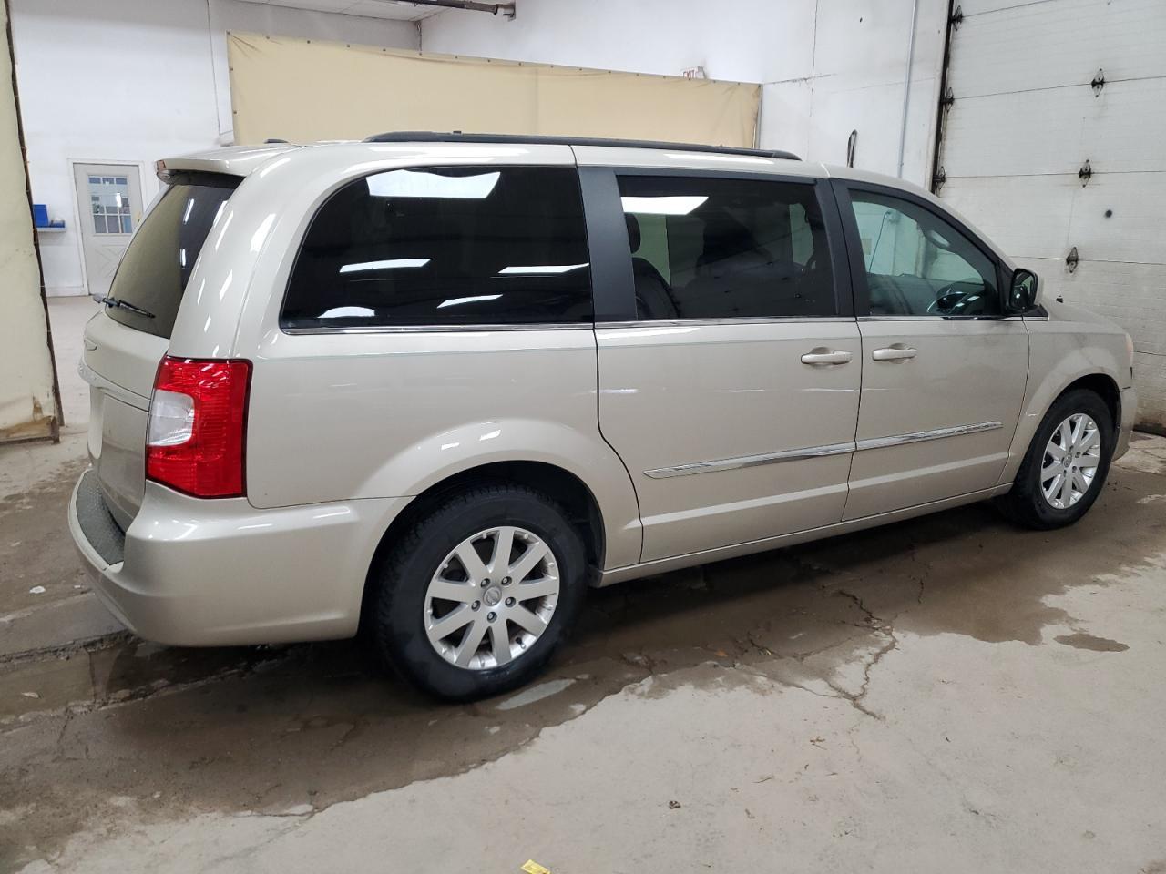 2016 Chrysler Town & Country Touring - Фото 3